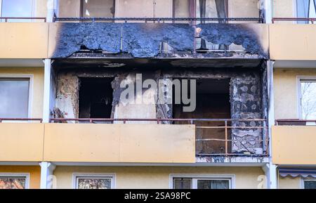 29 gennaio 2025, Brandeburgo, Francoforte (Oder): Un appartamento al secondo piano di un condominio è bruciato. Tre persone sono morte in un incendio in un appartamento a Francoforte (Oder). Questo è stato annunciato dai vigili del fuoco della città su richiesta. I servizi di emergenza sono stati allertati in tarda serata il martedì alle 22 circa. Diversi media avevano riferito in precedenza. Come riportò il "Märkische Oderzeitung", le fiamme sparavano già da una finestra del balcone quando arrivarono i servizi di emergenza. Durante i lavori di estinzione, un certo numero di altri residenti della casa sono stati portati fuori Foto Stock