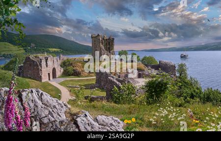 Pittoresche rovine del castello di Urquhart del XIII secolo, Loch Ness, Scozia. Il castello, situato su un promontorio che si affaccia su Loch Ness, Foto Stock