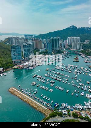 Vista verticale aerea degli appartamenti e del porticciolo di Hong Kong Foto Stock