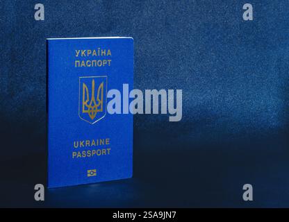 Passaporto ucraino su sfondo blu scuro. Passaporto di un cittadino dell'Ucraina in macro. Copia spazio Foto Stock