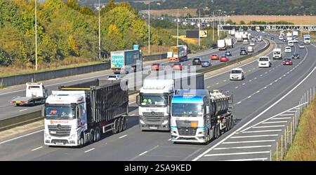 Traffico libero a otto corsie sulla strada autostradale M25 lungo il percorso orbitale intorno a Londra passando attraverso la campagna rurale nella contea di Essex Inghilterra Regno Unito Foto Stock