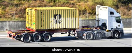 Contenitore per spedizioni corte MSC su rimorchio a scheletro articolato a tutta lunghezza trainato da un autocarro bianco hgv che viaggia sulla strada autostradale M25 Essex Inghilterra Regno Unito Foto Stock
