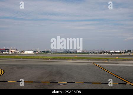 NEW YORK, USA - AGOSTO 29 2024 - Vista dell'aeroporto la Guardia dalla cabina dell'aereo prima del decollo Foto Stock