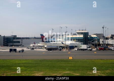 NEW YORK, USA - AGOSTO 29 2024 - Vista dell'aeroporto la Guardia dalla cabina dell'aereo prima del decollo Foto Stock