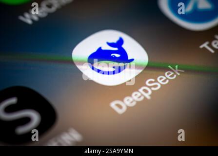 Londra. REGNO UNITO- 01.29.2025. Icona su un telefono cellulare per l'applicazione ai open source cinese DeepSeek R1. Foto Stock