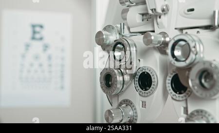 Apparecchiature di optometria con Eye Chart in primo piano mirato Foto Stock