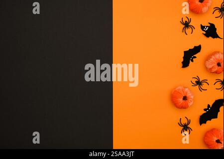 Layout di Halloween su sfondo astratto nero e arancione: Zucche arancioni, pipistrelli neri, ragni neri, fantasmi, vista dall'alto. Concetto di Halloween. Halloween Foto Stock