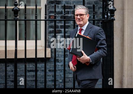 Downing Street, Londra, Regno Unito. 29 gennaio 2025. Il primo ministro britannico, Keir Starmer, parte dal numero 10 di Downing Street per partecipare alla sessione delle domande del primo ministro (PMQ) alla camera dei comuni. Crediti: Amanda Rose/Alamy Live News Foto Stock