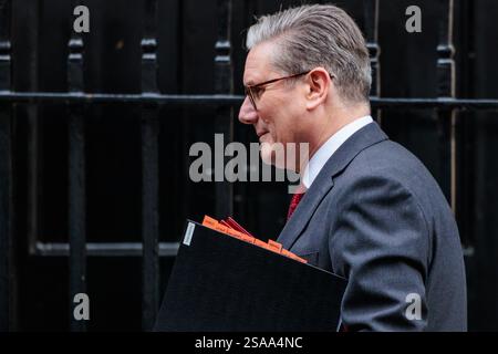 Downing Street, Londra, Regno Unito. 29 gennaio 2025. Il primo ministro britannico, Keir Starmer, parte dal numero 10 di Downing Street per partecipare alla sessione delle domande del primo ministro (PMQ) alla camera dei comuni. Crediti: Amanda Rose/Alamy Live News Foto Stock