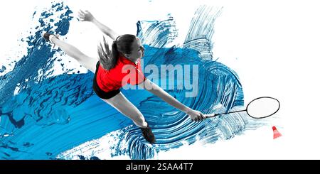 Collage d'arte contemporanea. Giocatrice di badminton che si affonda in avanti, allungando la racchetta, aspetto deciso, su uno sfondo blu vorticoso. Foto Stock