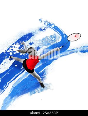 Collage d'arte contemporanea. Giocatrice di badminton a mezz'aria, estendendo la racchetta per colpire il rubinetto contro il dinamico sfondo blu della pennellata. Foto Stock