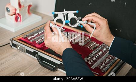 Optometrista che dimostra le apparecchiature diagnostiche in ambiente clinico Foto Stock