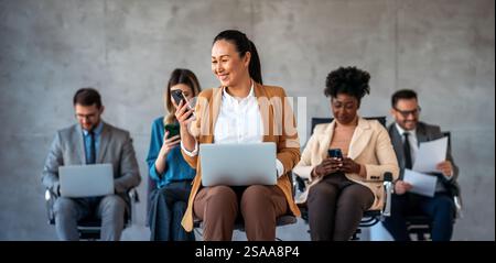 Entusiasta entusiasta, entusiasta e diversificata gente d'affari, il team festeggia la vittoria aziendale insieme in ufficio Foto Stock