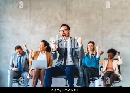 Entusiasta entusiasta, entusiasta e diversificata gente d'affari, il team festeggia la vittoria aziendale insieme in ufficio Foto Stock