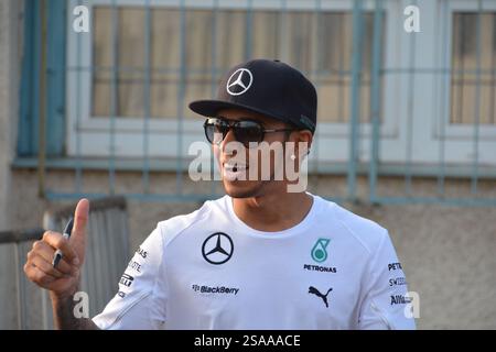Lewis Hamilton firma autografi per i tifosi a Budapest il 27 luglio 2014, condividendo un momento speciale con i suoi tifosi Foto Stock