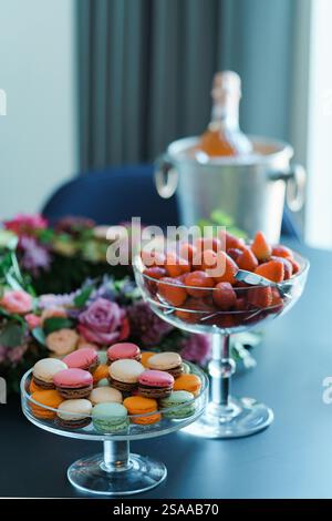 fragole e macaron in una ciotola di vetro, festa alle fragole Foto Stock