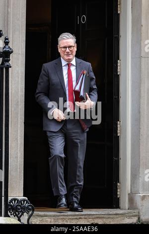 Londra, Regno Unito. 29 gennaio 2025. Il primo ministro Sir Keir Starmer esce al 10 di Downing Street per le domande del primo ministro (PMQ) in Parlamento. Crediti: Imageplotter/Alamy Live News Foto Stock