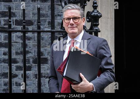Londra, Regno Unito. 29 gennaio 2025. Il primo ministro Sir Keir Starmer esce al 10 di Downing Street per le domande del primo ministro (PMQ) in Parlamento. Crediti: Imageplotter/Alamy Live News Foto Stock