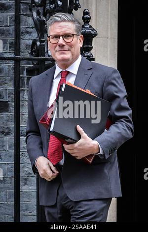 Londra, Regno Unito. 29 gennaio 2025. Il primo ministro Sir Keir Starmer esce al 10 di Downing Street per le domande del primo ministro (PMQ) in Parlamento. Crediti: Imageplotter/Alamy Live News Foto Stock