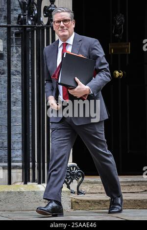 Londra, Regno Unito. 29 gennaio 2025. Il primo ministro Sir Keir Starmer esce al 10 di Downing Street per le domande del primo ministro (PMQ) in Parlamento. Crediti: Imageplotter/Alamy Live News Foto Stock