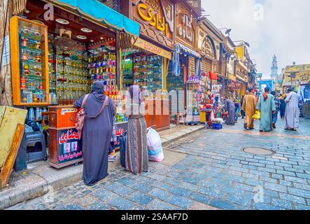 CAIRO, EGITTO - 20 DICEMBRE 2017: Il vicolo stretto, fiancheggiato da bancarelle del mercato di Khan El-Khalili, il 20 dicembre al Cairo. Foto Stock