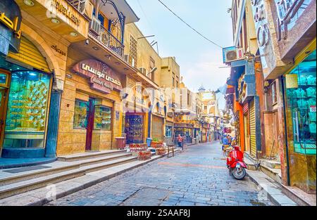 CAIRO, EGITTO - 20 DICEMBRE 2017: Il famoso quartiere orafo nel suq Khan El-Khalili con le sue brillanti vetrine di gioiellerie, il 20 dicembre al Cairo Foto Stock