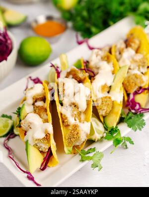 Tacos di pesce serviti con salsa di yogurt Foto Stock