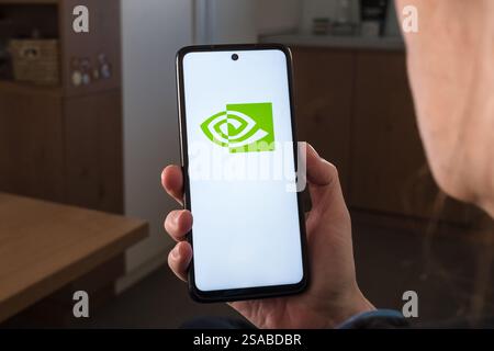 Slovenia, Lubiana - 29 gennaio 2025: Logo NVIDIA visualizzato sullo schermo dello smartphone Foto Stock