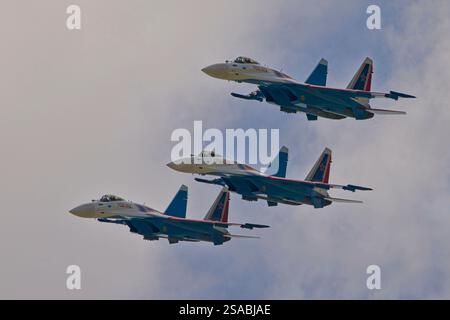 Squadra di dimostrazione acrobatica dell'Aeronautica militare russa, i Cavalieri russi con i loro Sukhoi su-35s. Foto Stock