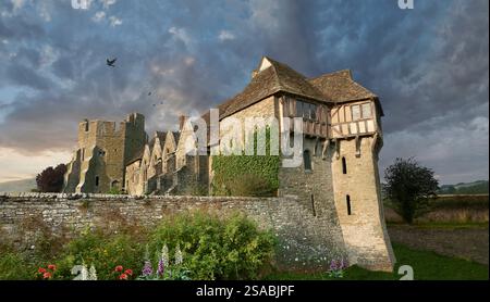 L'edificio elisabettiano, metà in legno, nel 1280, Stokesay Castle, Shropshire, Inghilterra, il maniero fortificato meglio conservato nel Regno Unito Foto Stock