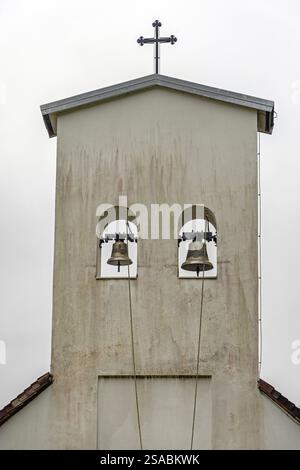 Campanile Chiesa ortodossa serba dei Santi Pietro e Paolo presso il complesso museale Nikola Tesla a Smiljan Croazia Foto Stock