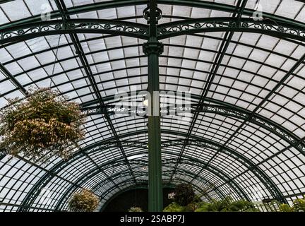 Laeken, Bruxelles Belgio - 04 28 2018: Tetto decorato in stile Art Nouveau delle serre del palazzo reale Foto Stock