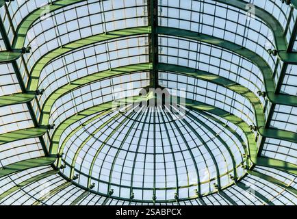 Laeken, Bruxelles Belgio - 04 28 2018: Tetto decorato in stile Art Nouveau delle serre del palazzo reale Foto Stock