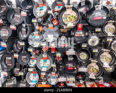 Italia - 25 gennaio 2025: Padelle e pentole di varie dimensioni e tipologie esposte sullo scaffale in vendita nel supermercato italiano Foto Stock