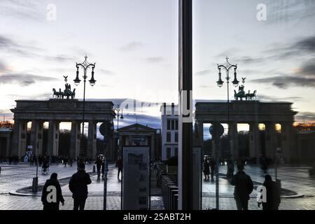 Il Brandeburgo Tor si riflette in un riquadro finestra al tramonto, Berlino, 27.01.2025, Berlino, Berlino, Germania, Europa Foto Stock