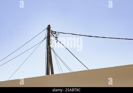 Vecchio pilone elettrico con molte linee, Kissamos, Creta occidentale, Creta, Grecia, Europa Foto Stock