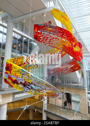 Londra, Regno Unito. 29 gennaio 2025. Una grande scultura rossa e gialla all'esterno della stazione di Paddington segna l'anno del Serpente quando milioni di persone iniziano a festeggiare il nuovo anno lunare. Credito: Fotografia dell'undicesima ora/Alamy Live News Foto Stock