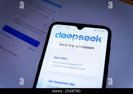 Barcellona, Spagna, 29 gennaio 2025: In questa foto è visibile il logo dell'app Deepseek sul display di un telefono cellulare. Deepseek è un'IA Foto Stock