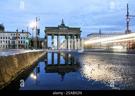 Il Brandenburg Tor si riflette in una marea, automobili con luci accese, Berlino, 27.01.2025, Berlino, Berlino, Germania, Europa Foto Stock
