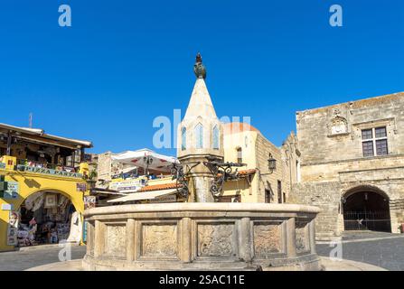 Antica fontana in piazza Ippocrate nella città medievale di Rodi. Città principale sull'isola di Rodi nel Dodecaneso, Grecia. Foto Stock