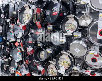 Italia - 25 gennaio 2025: Padelle e pentole di varie dimensioni e tipologie esposte sullo scaffale in vendita nel supermercato italiano Foto Stock