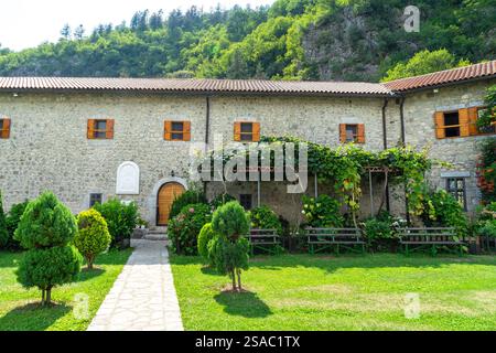 Cortile interno del monastero di Moraca. Monastero ortodosso serbo situato nella valle del fiume Moraca a Kolasin, nel Montenegro centrale. Foto Stock