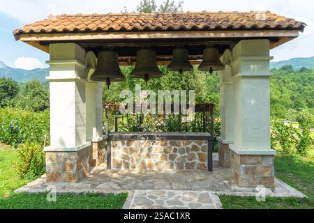Campana nel cortile interno del monastero di Moraca. Monastero ortodosso serbo situato nella valle del fiume Moraca a Kolasin, nel Montenegro centrale. Foto Stock