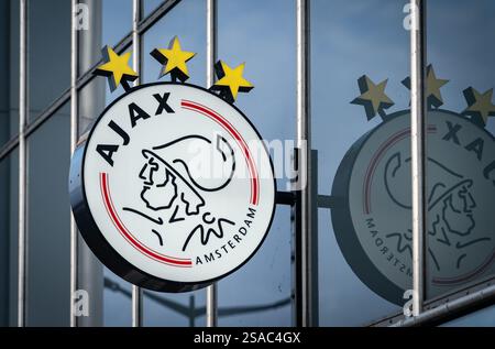 Amsterdam, Paesi Bassi, 23.12.2024, logo dell'Ajax Amsterdam Football Club sull'esterno ufficiale del Fanshop Foto Stock