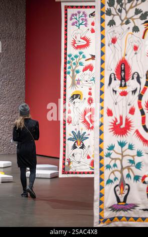 Barbican Centre, Londra, Regno Unito. 29 gennaio 2025. Into Eternal Land, la prima mostra personale nel Regno Unito per l'artista indonesiano Citra Sasmita, questa mostra comprende pittura, installazione scultorea, ricami e profumo. Questo viaggio simbolico e multisensoriale attraverso la galleria lunga 90 metri esplora temi della memoria ancestrale, rituale e migrazione. Crediti: Malcolm Park/Alamy Foto Stock