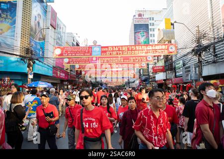 Bangkok, Thailandia. 29 gennaio 2025. BANGKOK, TAILANDIA 29 gennaio 2025 - Guarda l'atmosfera le persone escono per festeggiare il Capodanno Cinese su Yaowarat Road Chinatown. È vivace e riflette i legami culturali della Thailandia con la Cina. (Foto di Teera Noisakran/Sipa USA) credito: SIPA USA/Alamy Live News Foto Stock