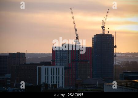 Si snoda sullo skyline del centro di Leeds, nell'ovest dello Yorkshire, mentre edifici e uffici vengono costruiti in città. Foto Stock