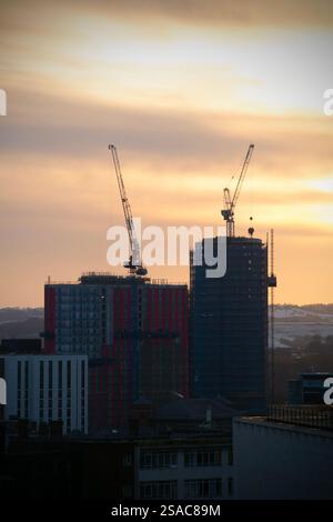 Si snoda sullo skyline del centro di Leeds, nell'ovest dello Yorkshire, mentre gli edifici e gli uffici di un blocco torre vengono costruiti a un ritmo rapido. Foto Stock