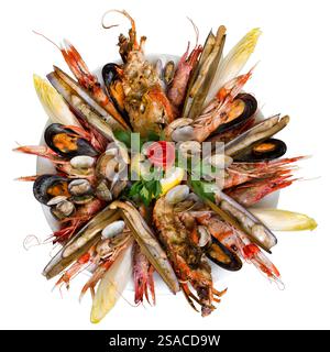 Un piatto di pesce splendidamente organizzato con gamberi alla griglia, gamberi, cozze, vongole, vongole di rasoio, e l'aragosta. Guarnita con prezzemolo, fetta di limone Foto Stock