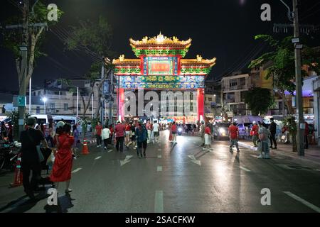 Bangkok, Thailandia. 29 gennaio 2025. BANGKOK, TAILANDIA 29 gennaio 2025 - Guarda l'atmosfera le persone escono per festeggiare il Capodanno Cinese su Yaowarat Road Chinatown. È vivace e riflette i legami culturali della Thailandia con la Cina. (Foto di Teera Noisakran/Sipa USA) credito: SIPA USA/Alamy Live News Foto Stock